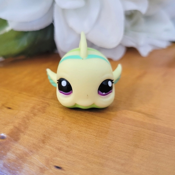 Littlest Pet Shop LPS #1213 Green Fish Purple Eyes Stripes - Picture 1 of 9